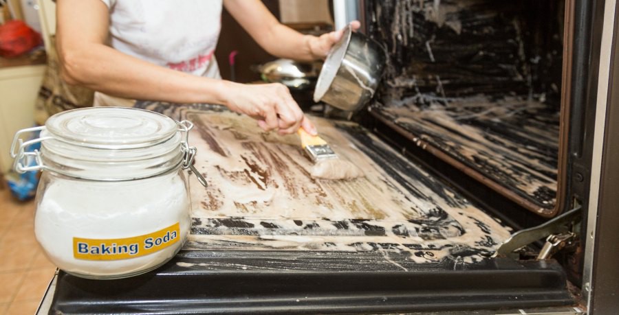 Clean-your-oven-with-baking-soda